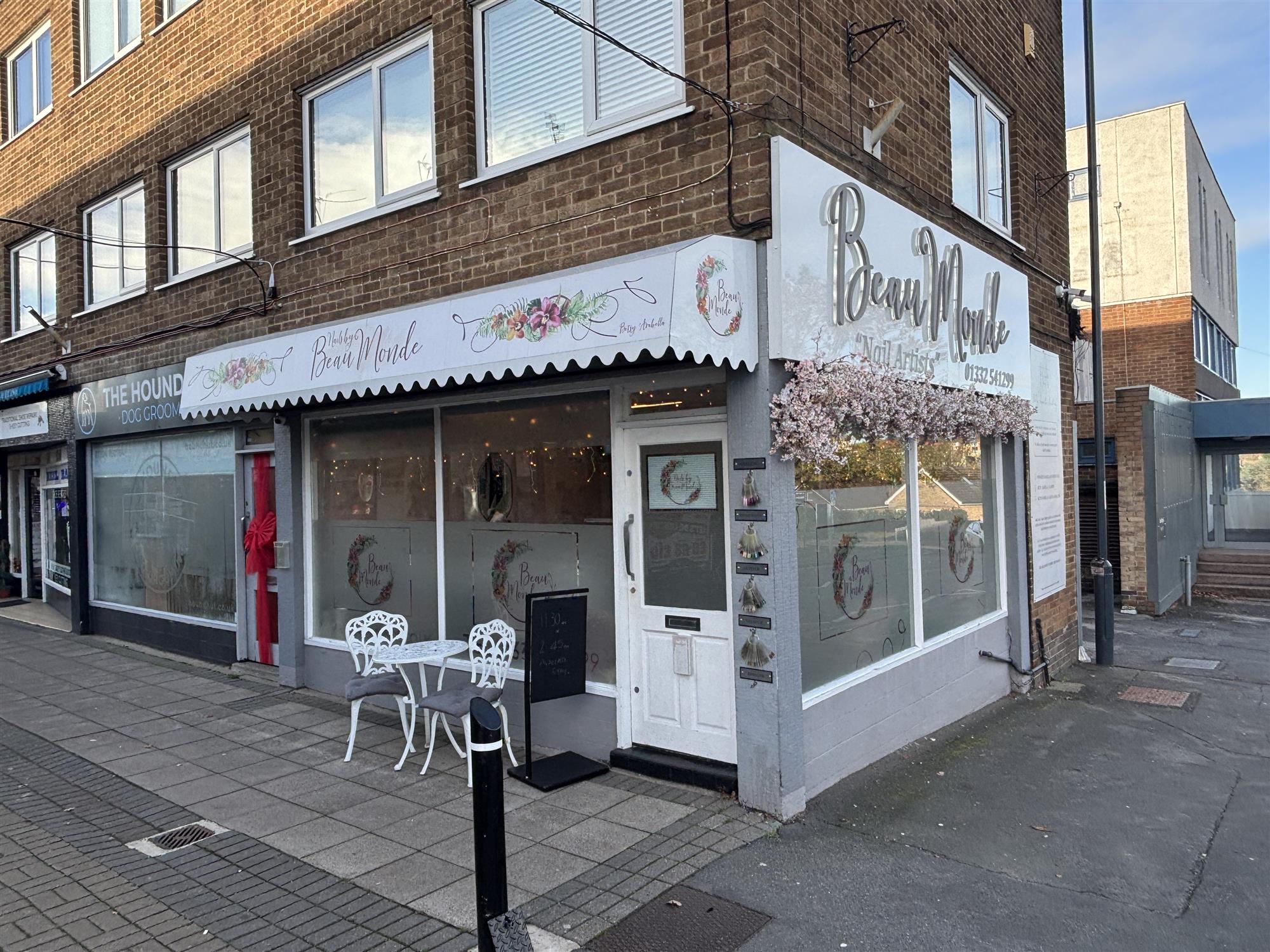 NAIL BAR