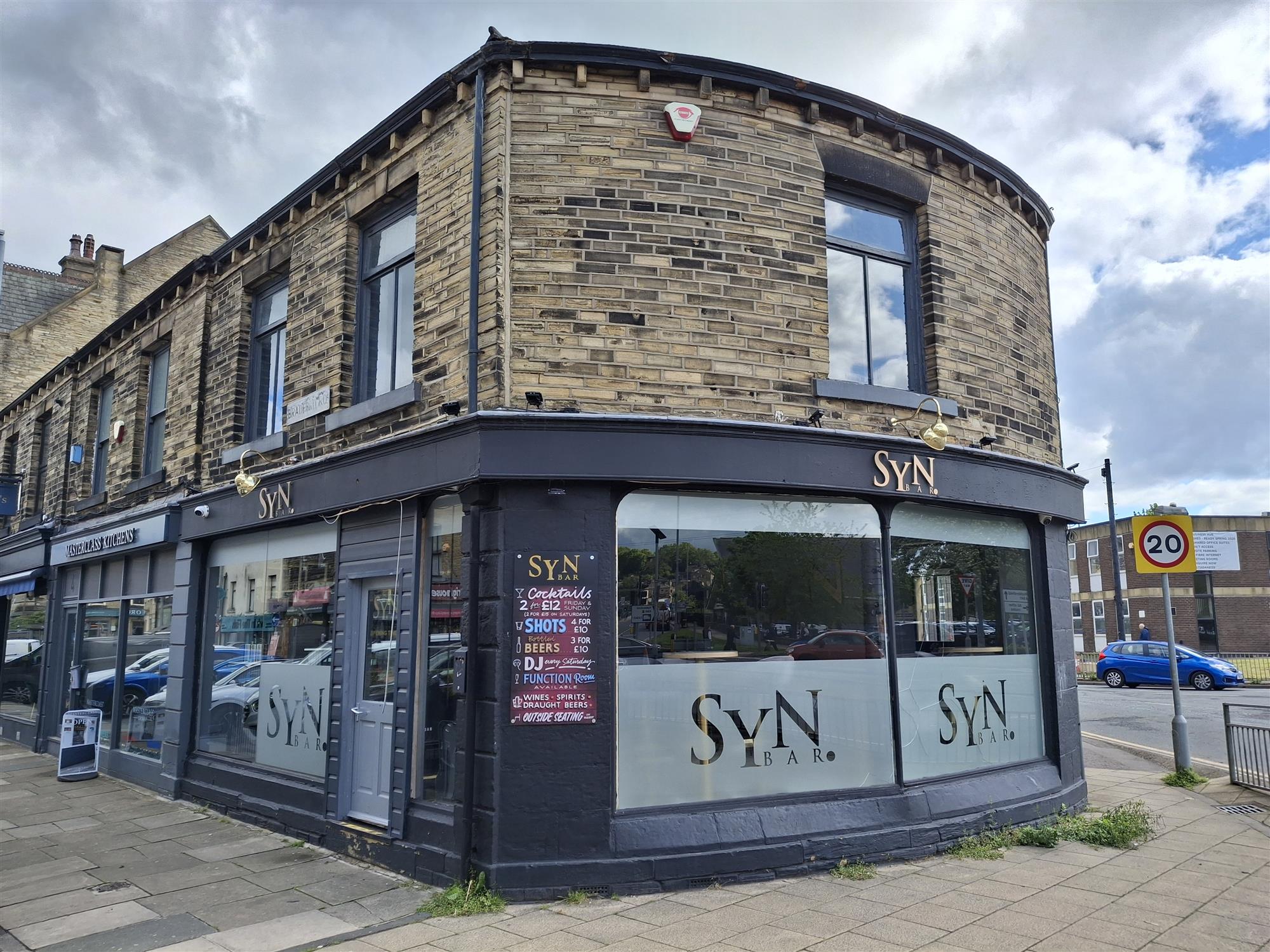 HIGHLY PROMINENT TOWN CENTRE BAR